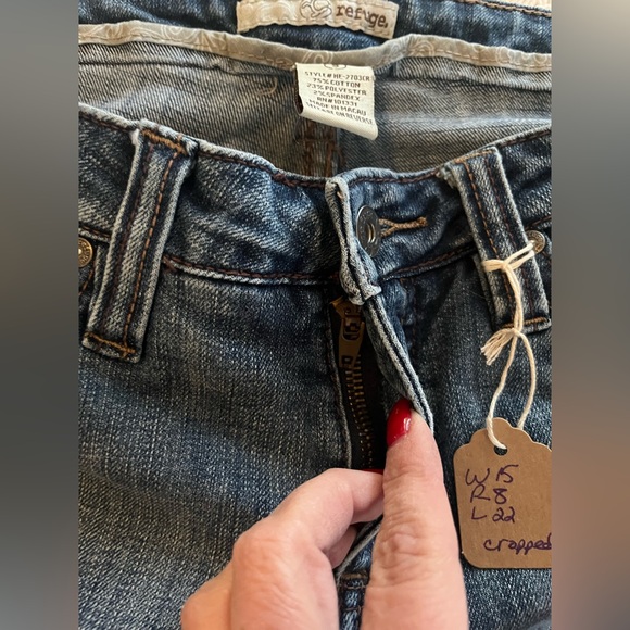 Refuge Classic Medium Wash Cropped, Distressed Denim Jeans Juniors Size 9 - Picture 12 of 15